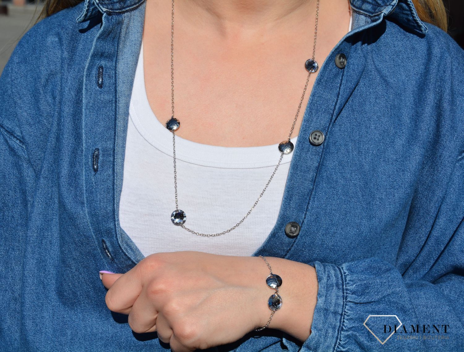 Naszyjnik srebrny długi z kółeczkami Dall'Acqua. Na łańcuszku umieszczono zawieszki okrągłe z srebra oraz dwa kryształki białe. Idealny na wyjątkowy prezent.1.jpg